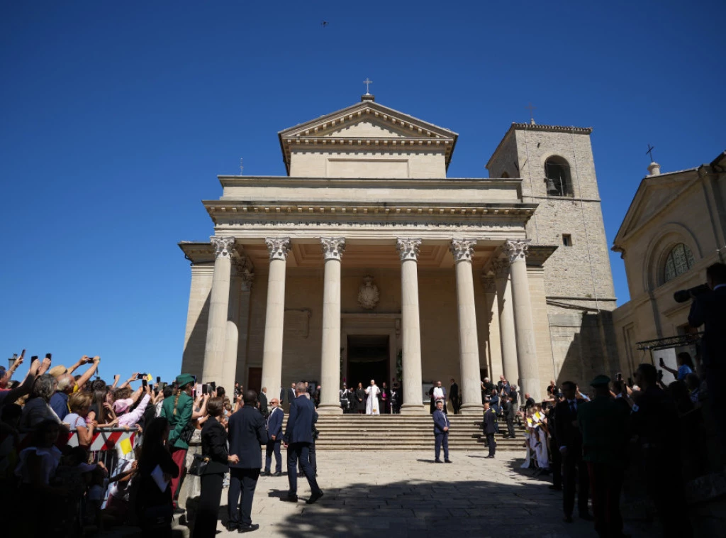 415744_san-marino-pope_f.webp
