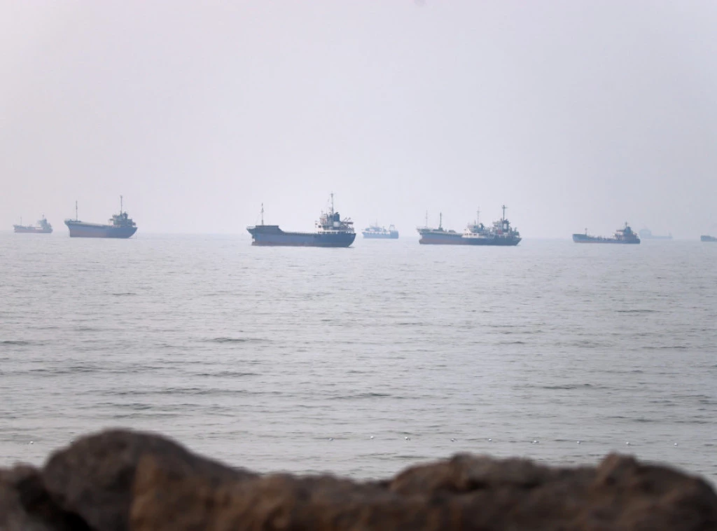 416819_iran-war-strait-of-hormuz_f.webp